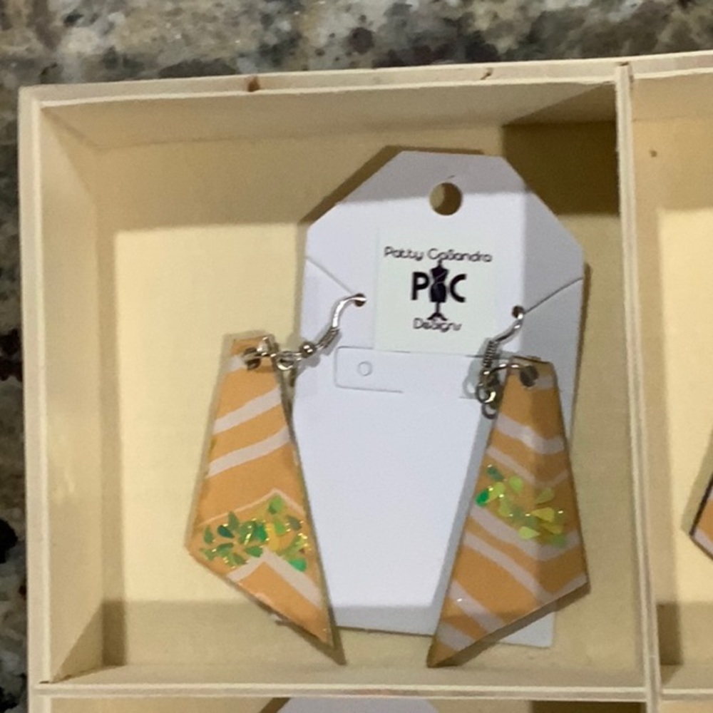Triangular shape dangle earrings - Picture 3 of 3